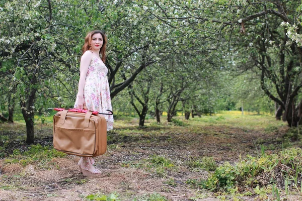 Mujer al aire libre viaje maleta retro — Foto de Stock