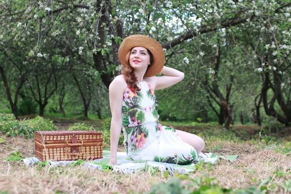 Femme en plein air en robe chapeau nature — Photo