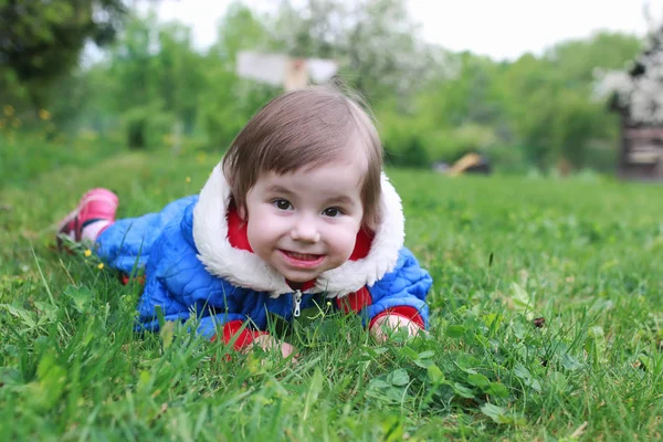 Kız küçük açık hava ağacı çimenliği — Stok fotoğraf