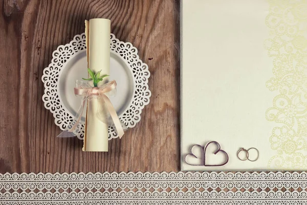 Αξεσουάρ γάμου και προσκλήσεις σε πλαίσιο ελαφρύ ξύλινο τραπέζι — Φωτογραφία Αρχείου