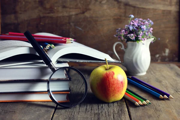 Utbildning bok apple och förstoringsglas — Stockfoto