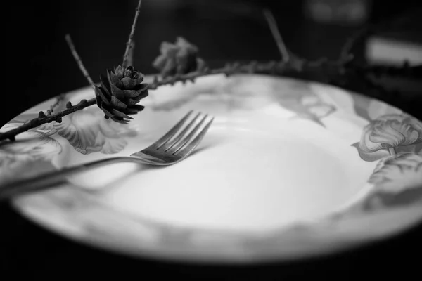 Tenedor en plato negro blanco — Foto de Stock
