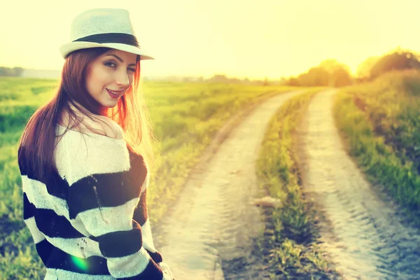 Menina em chapéu campo de moda por do sol — Fotografia de Stock