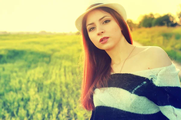 Flicka i hatt mode fältet sunset — Stockfoto