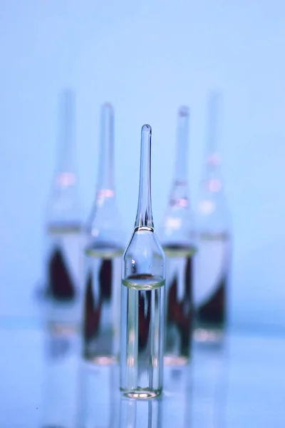 Ampoules médicales isolées — Photo