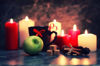 gece masa kupa ve mum