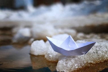 renkli fotoğraf kağıt tekne bahar sokak üzerinde