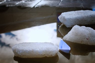 renkli fotoğraf kağıt tekne bahar sokak üzerinde