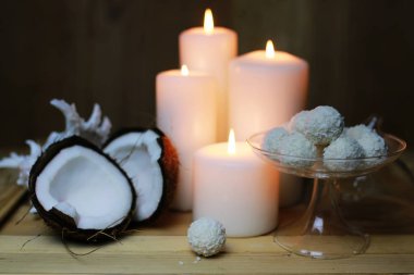 Ahşap arka plan üzerinde Cokonut şeker