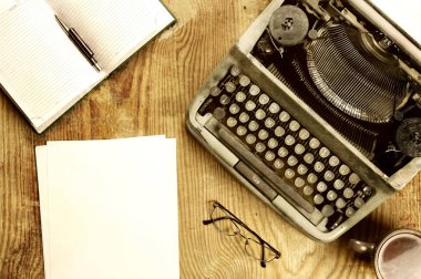 Daktilo retro masaüstüyle yazar