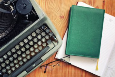 Daktilo retro el ahşap tablo