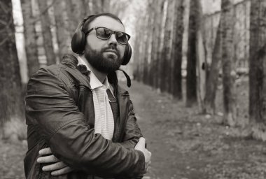 tek renkli sakallı adam Park müzik dinle