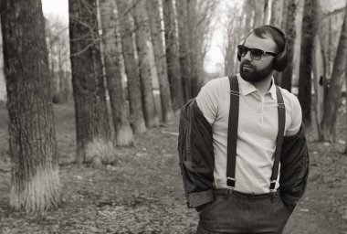 tek renkli sakallı adam Park müzik dinle