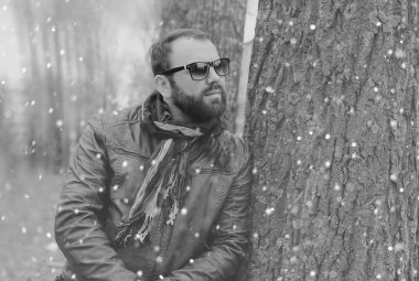 Kış sakallı adam Park kulaklık ile