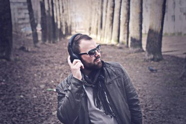 Sokaktaki yalnız adamın retro tonlu efektli fotoğrafı