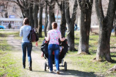 genç anne ile bebek arabası park