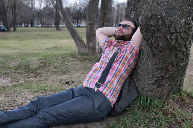 sakallı adam relax ağaç