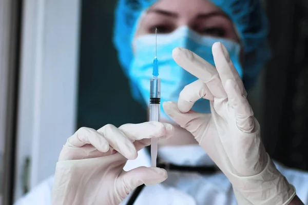 Pracownik służby zdrowia wybiera szczepionkę w strzykawce — Zdjęcie stockowe
