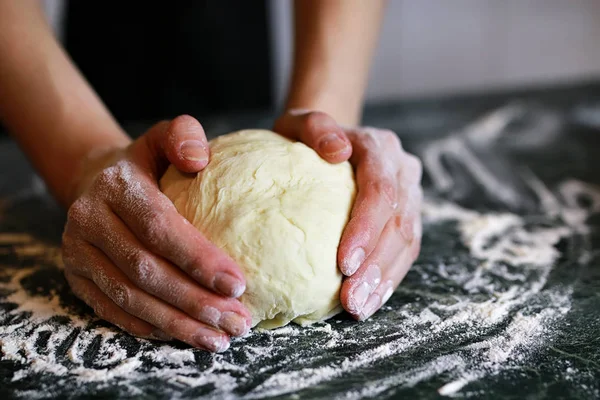 Приготувати піцу тісто рука — стокове фото