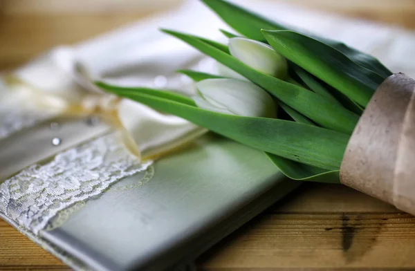 Livro de renda tulipa branca — Fotografia de Stock