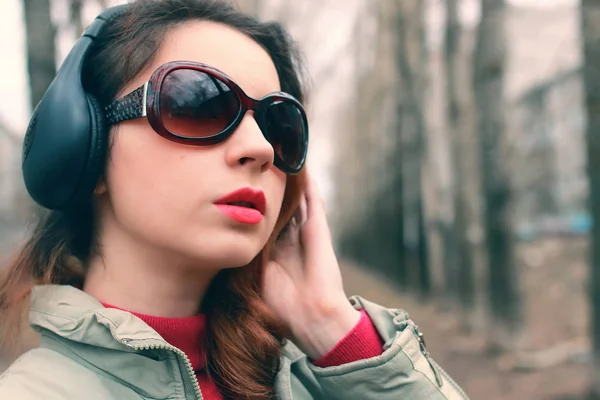 Chica en el parque con auriculares —  Fotos de Stock
