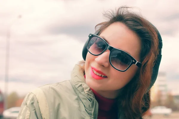 Chica en el parque con auriculares —  Fotos de Stock