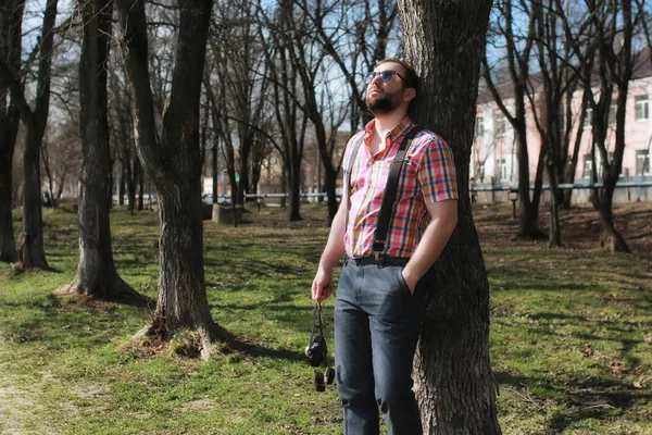 남자 수염 suspender 트리 파크 선글라스 — 스톡 사진