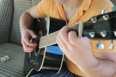 gitar dize adam el açık