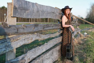 cowgirl BM şapkası gitar ile