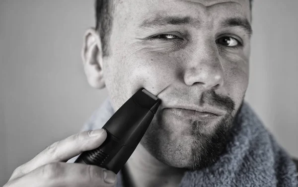 Monochrome textured portrait bearded man shaving — Stock Photo, Image