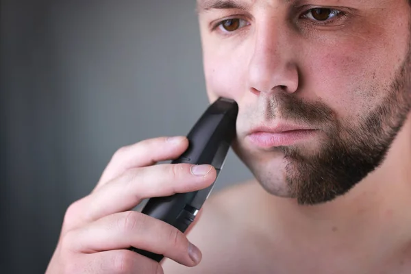 Bearded man shaving — Stock Photo, Image