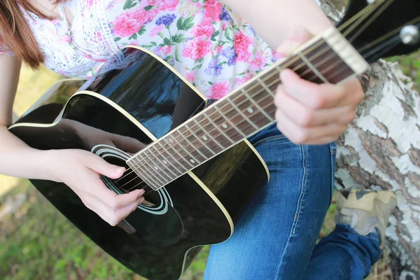 Guitar string woman hand outdoor — Stock Photo, Image