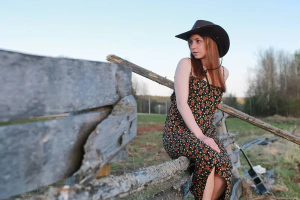 Cowgirl un Hut mit Gitarre — Stockfoto