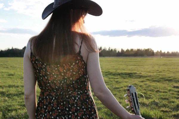 Ragazza campo all'aperto tramonto texas cappello — Foto Stock