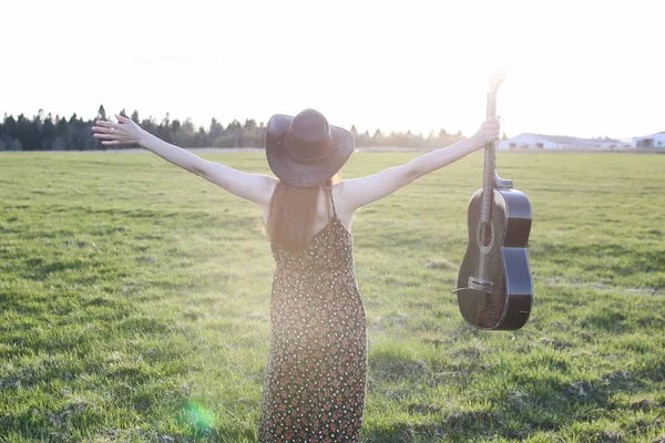 Girl outdoor field sunset texas hat — Stock Photo, Image