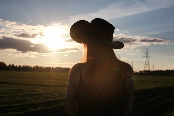 Ragazza campo all'aperto tramonto texas cappello — Foto Stock