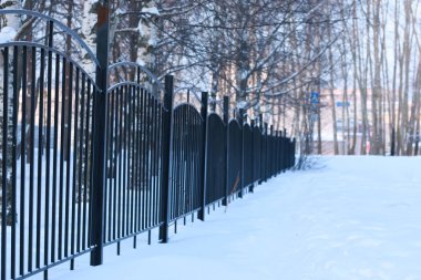 gün batımında kış manzara demir çit