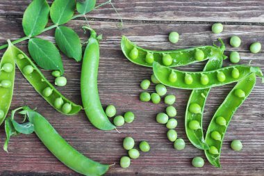 bezelye ahşap arka plan üzerinde