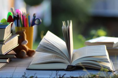 educaion kitap yığın sayfa açık