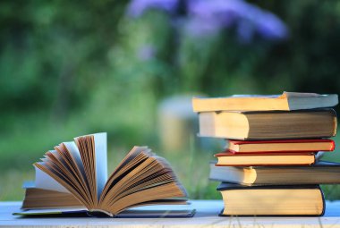 educaion geri okul kitap yığın sayfa açık