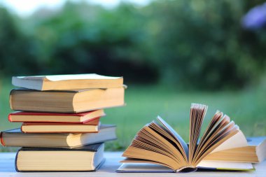 educaion kitap yığın sayfa açık