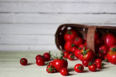 taze domates ketçap ahşap arka plan için