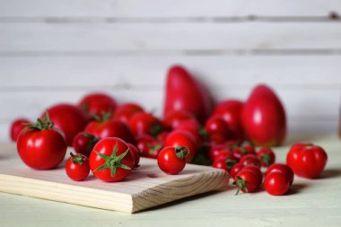 taze domates ketçap ahşap arka plan için