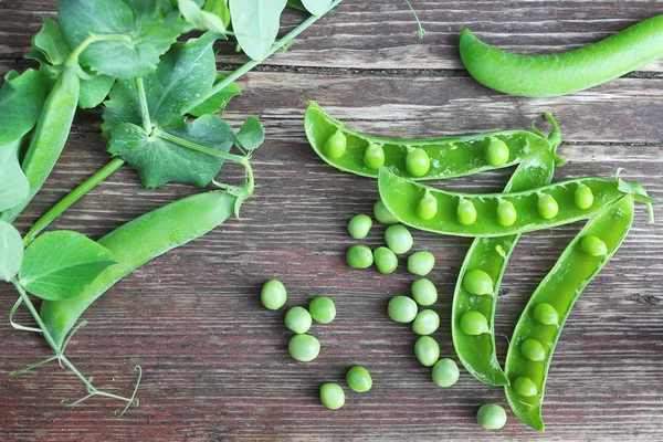 Pea en afstandsensor op de houten achtergrond — Stockfoto