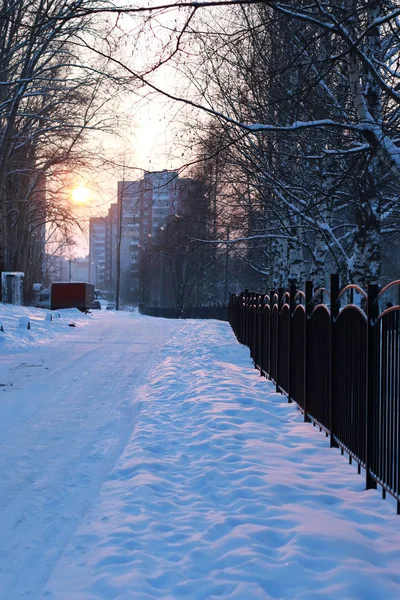 Zima Krajobraz żelazne ogrodzenie o zachodzie słońca — Zdjęcie stockowe