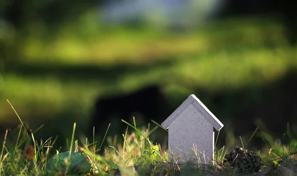 Układ domu na trawie — Zdjęcie stockowe