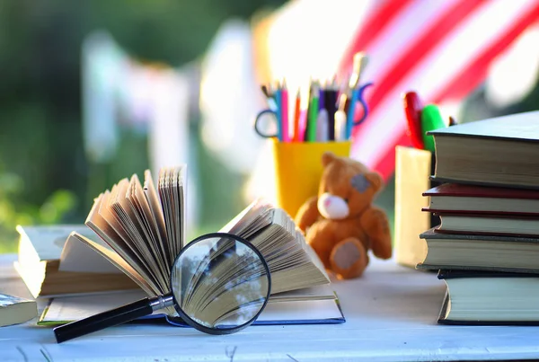 Educaion terug school boek stapel pagina buiten — Stockfoto