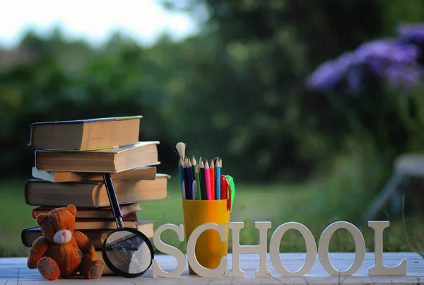 Educaion volta escola livro pilha página ao ar livre — Fotografia de Stock