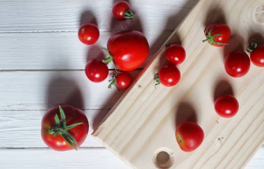 ahşap arka plan üstünde taze domates hasat