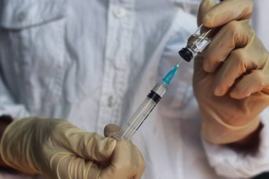 şırınga ve ampül holding hemşire eller